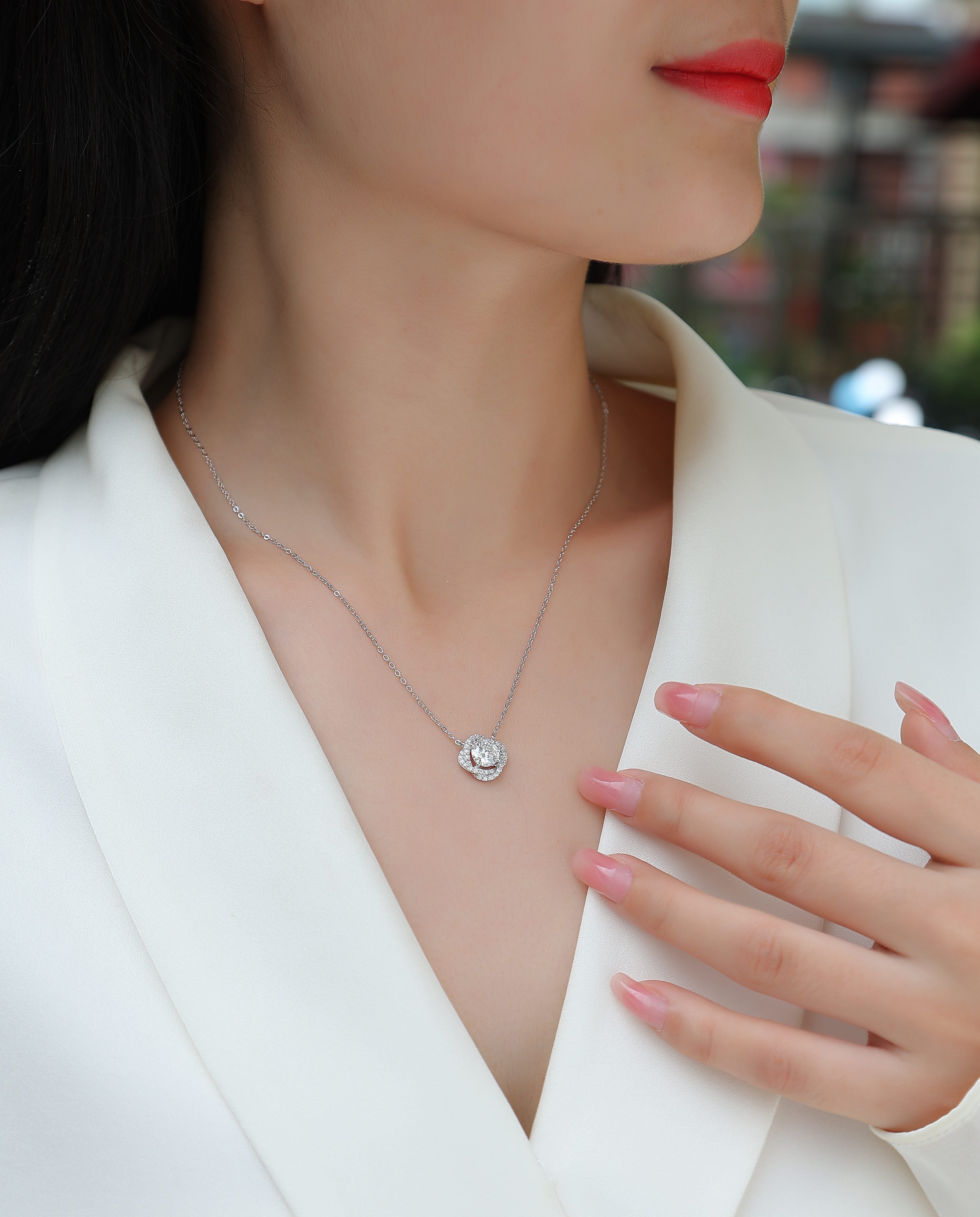 Lucky Flower - A Fashionable And Light Luxury Jewelry Pendant Necklace Set With Top-quality Moissanite, S925 Silver Plated Platinum