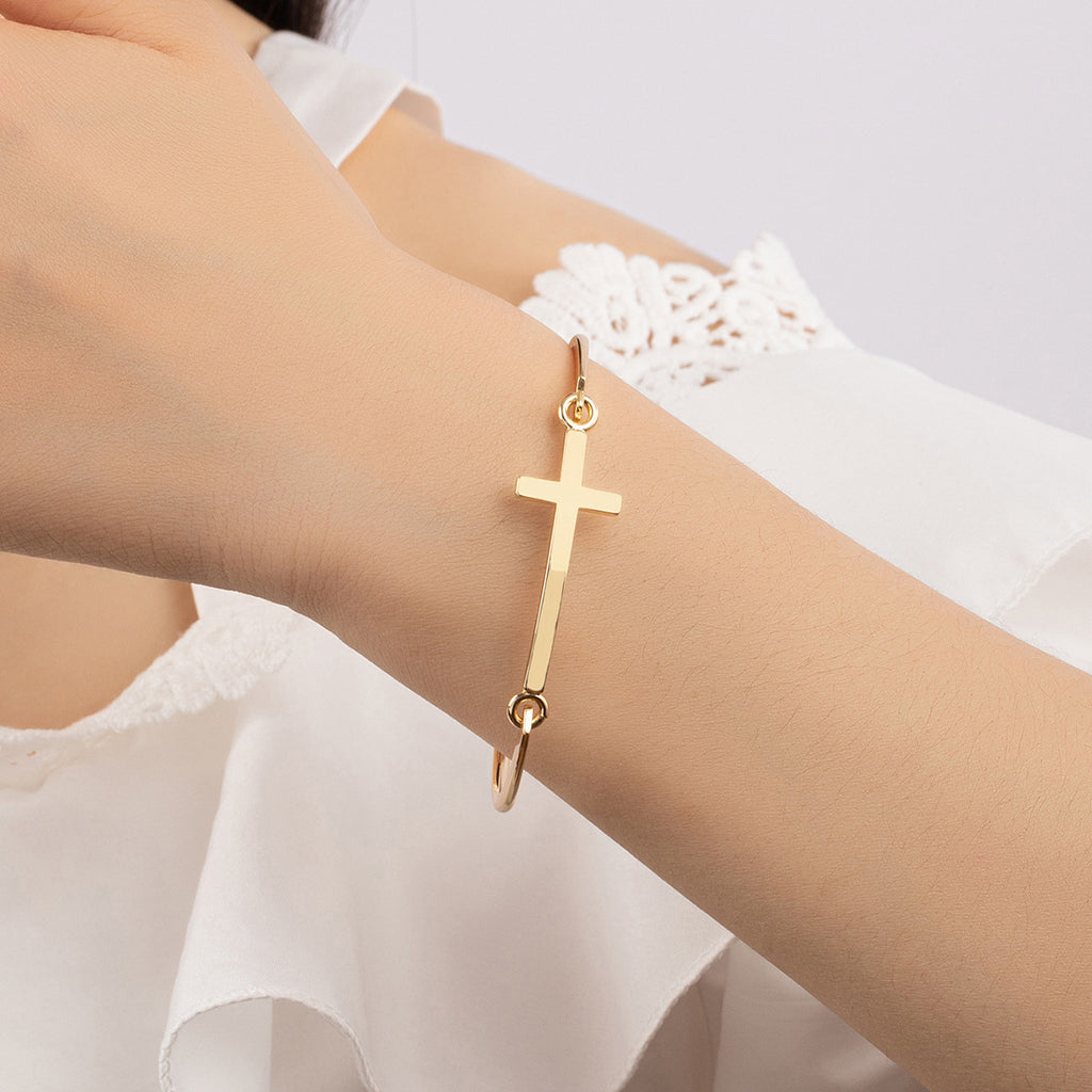 Classic Western-style Cross Bracelet For Women With A Clasp