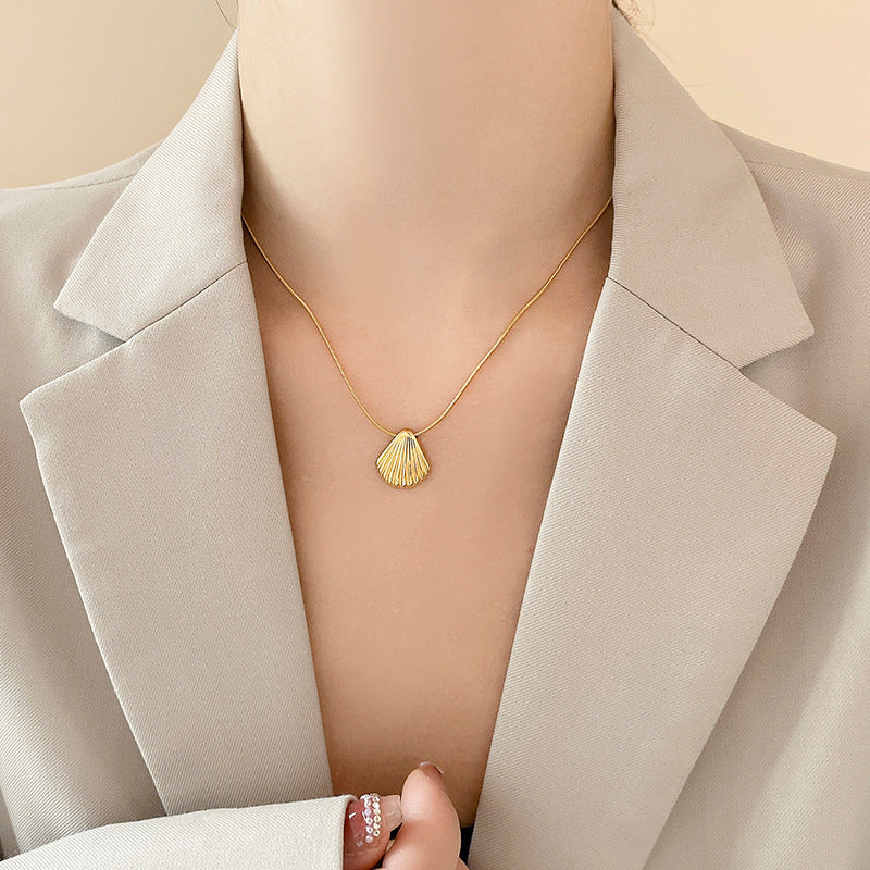 Golden Shell Light Luxury Niche Necklace That Doesn't Fade