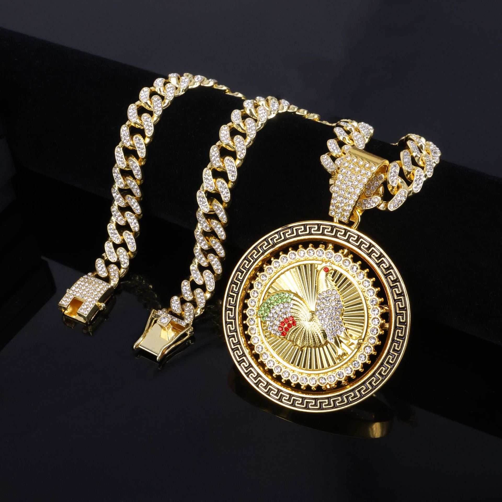 New Diamond Studded Rotatable Rooster Round Pendant